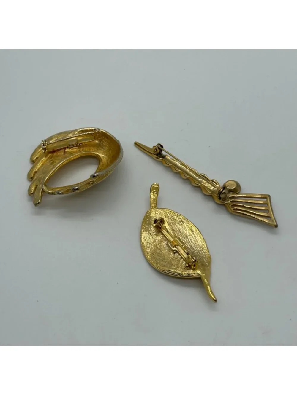 Vintage 1980s Abstract Brooches Pin Textured Gold Tone Swirl Leaf Red Rhinestone